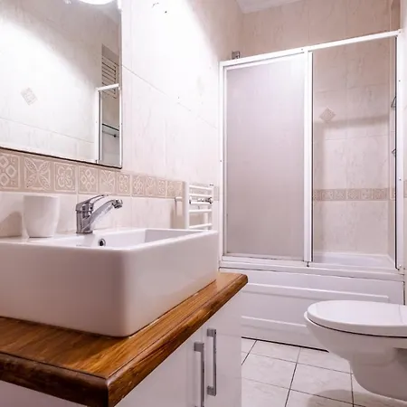 Centrally Located With Balcony In Sisli Isztambul
