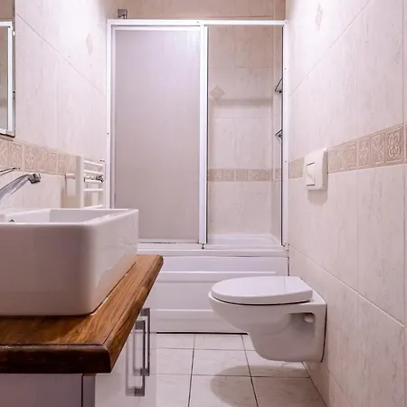 Centrally Located With Balcony In Sisli Isztambul