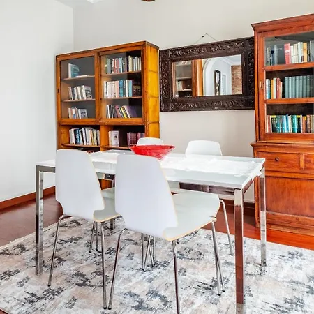 Centrally Located With Balcony In Sisli Apartmán